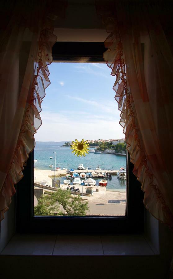 Apartmani Laura Trogir Buitenkant foto